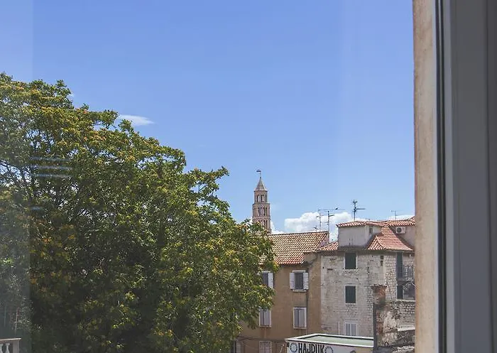 Bed & Atmosphere Split