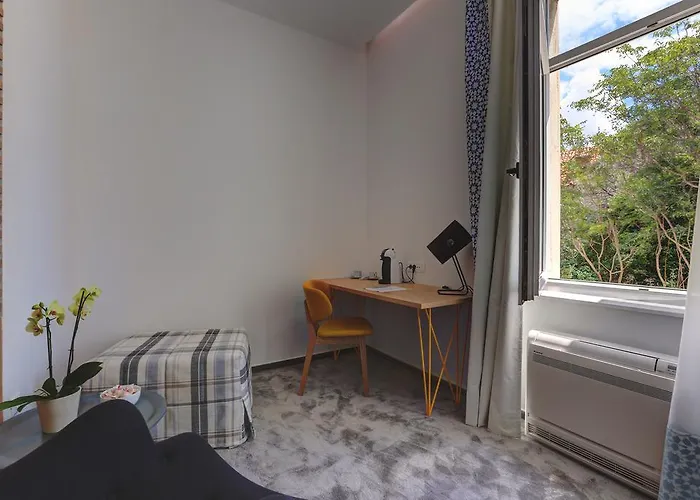 Bed & Atmosphere Split